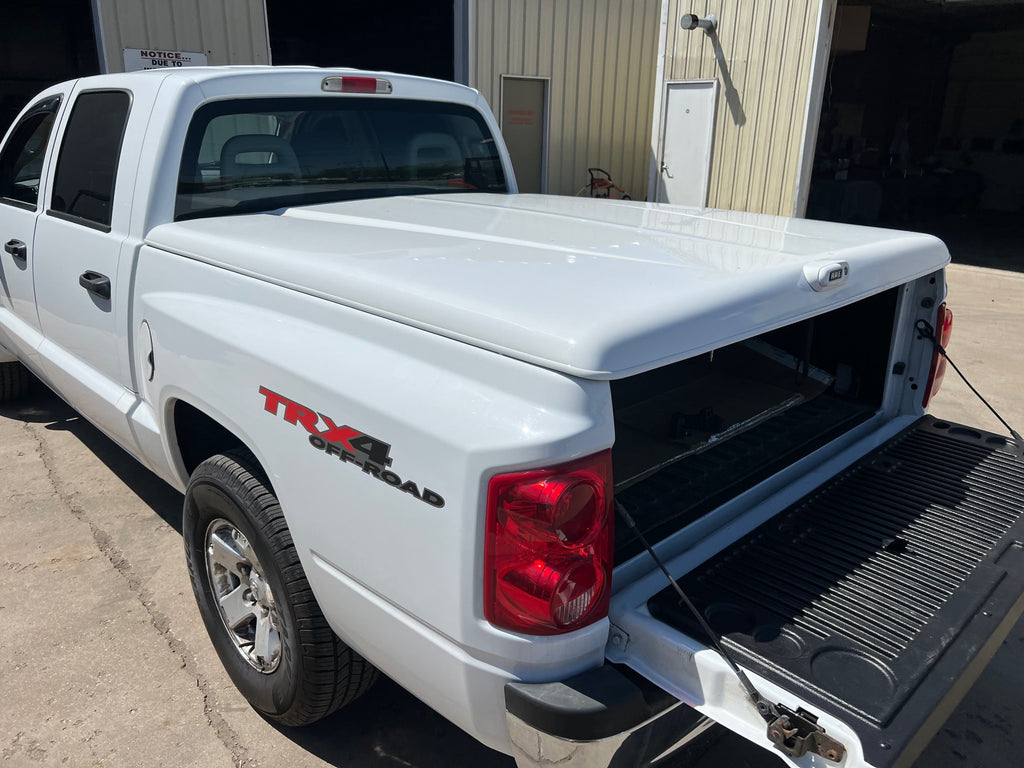 Used Dodge Dakota Short Bed 5' 2005-2009 Fiberglass Lid Cap White  CODE: CNM000 Location: B-9-5