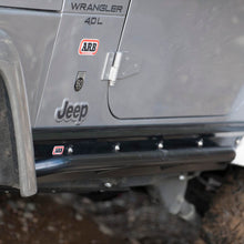 Load image into Gallery viewer, 4450010_Jeep_Wrangler_TJ_RockSlider__v5.jpg